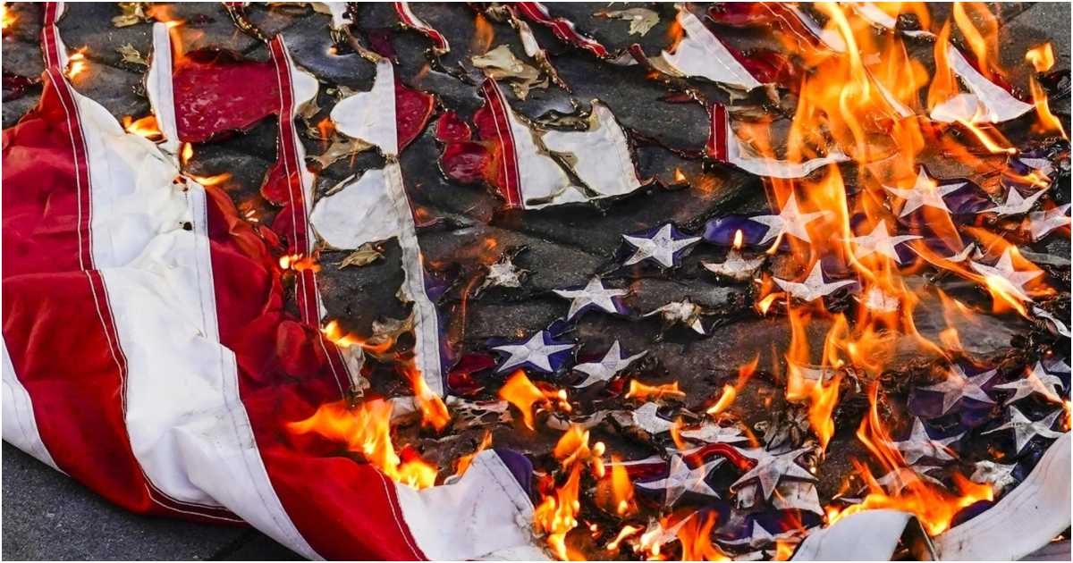 পতাকা পোড়ানোকে বৈধ রাজনৈতিক অভিব্যক্তি স্বীকৃতি দিয়ে রায় দেন সুপ্রিম কোর্টের পাঁচ বিচারপতি। ছবি: এপি